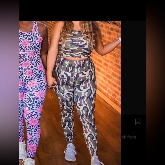 Fit Booty Camo Workout Sports Bra and Botty Scrunch Legging Set Bra- M, Pants- L - Picture 1 of 12